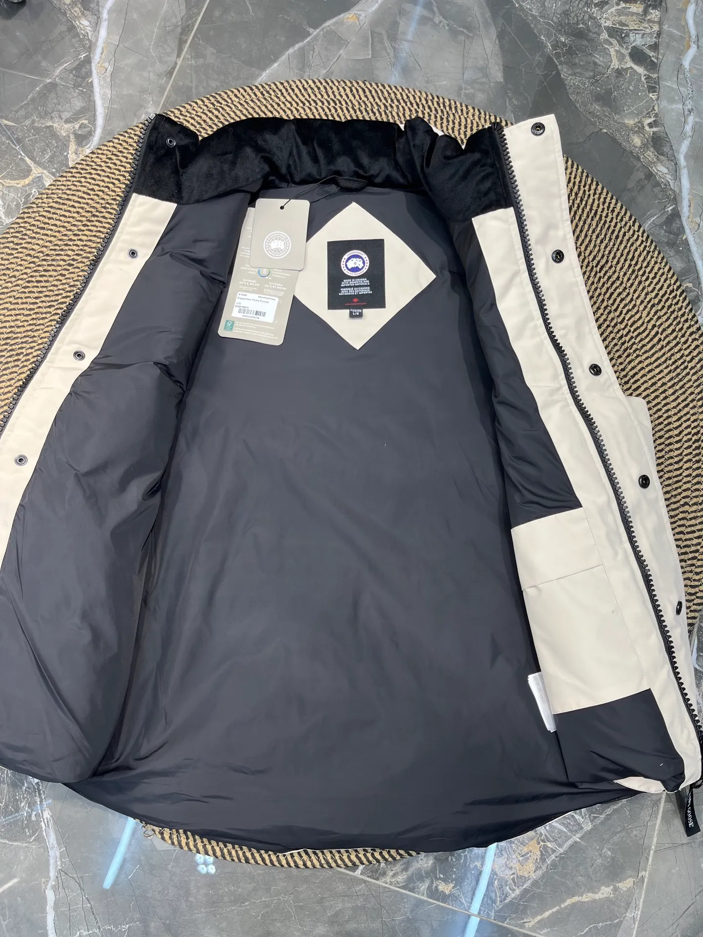 P380 🇨🇦Canada Goose""🇨🇦🌟 Garson down vest has always been recognized as the warmest down jacket. Various Instagram celebrities, Internet celebrities, and celebrities often wear it for street photos. I make Canada Goose every year, but I still can't get rid of my love for it. No matter how cold the days are, there is no need to be afraid, because there is! Filled with 90% white duck down, it is the legendary warmest down jacket and is known as a must-have for Arctic outdoor sports! The most popular down jacket in the world, celebrities are rushing to buy it, it is a must-have!  Size: XS to 2XL
